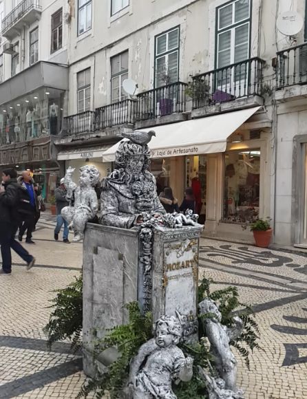 Street artiste in Lisbon, Portugal. How to work and travel simultaneously